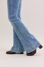 Load image into Gallery viewer, JUDY BLUE Mid Rise Flare