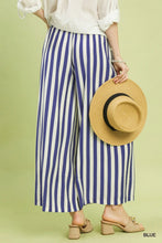 Load image into Gallery viewer, Vertical Lines Cropped Pants