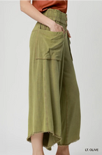 Load image into Gallery viewer, Wide Leg Cargo Pants (Green)