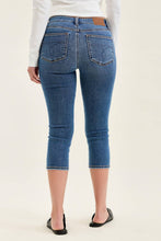 Load image into Gallery viewer, JUDY BLUE Mid Rise Capri