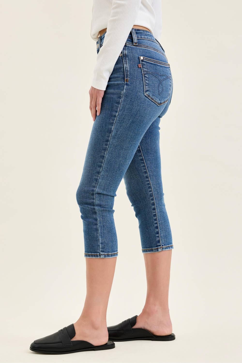 JUDY BLUE Mid Rise Capri