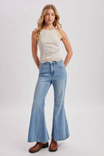 Load image into Gallery viewer, TEXTURED LACE TRIMMED HALTER TOP
