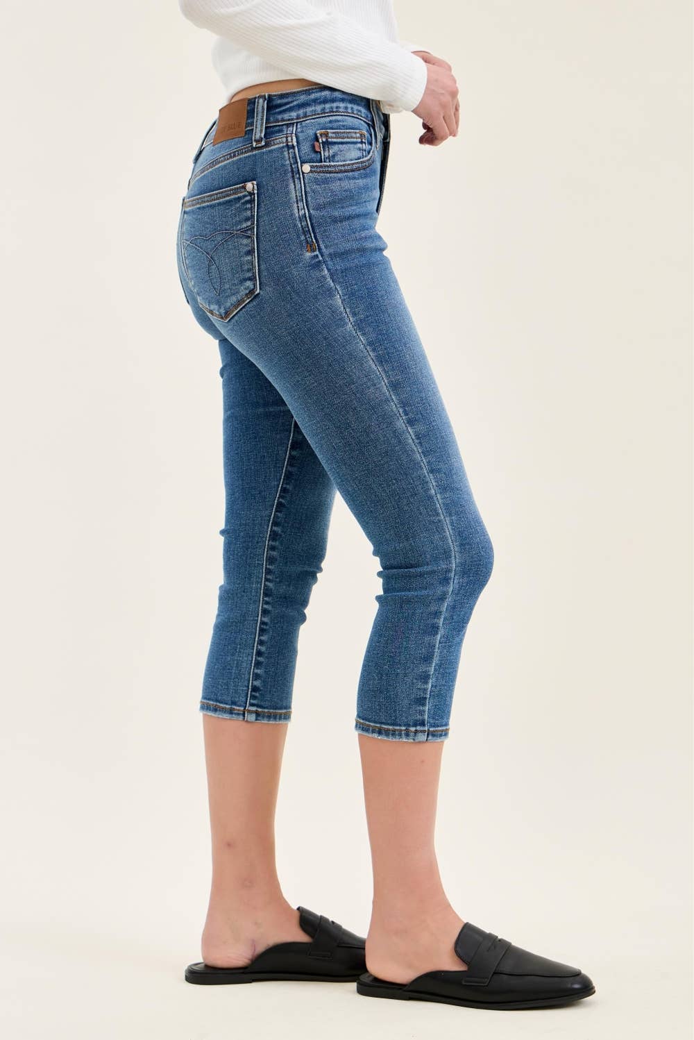 JUDY BLUE Mid Rise Capri
