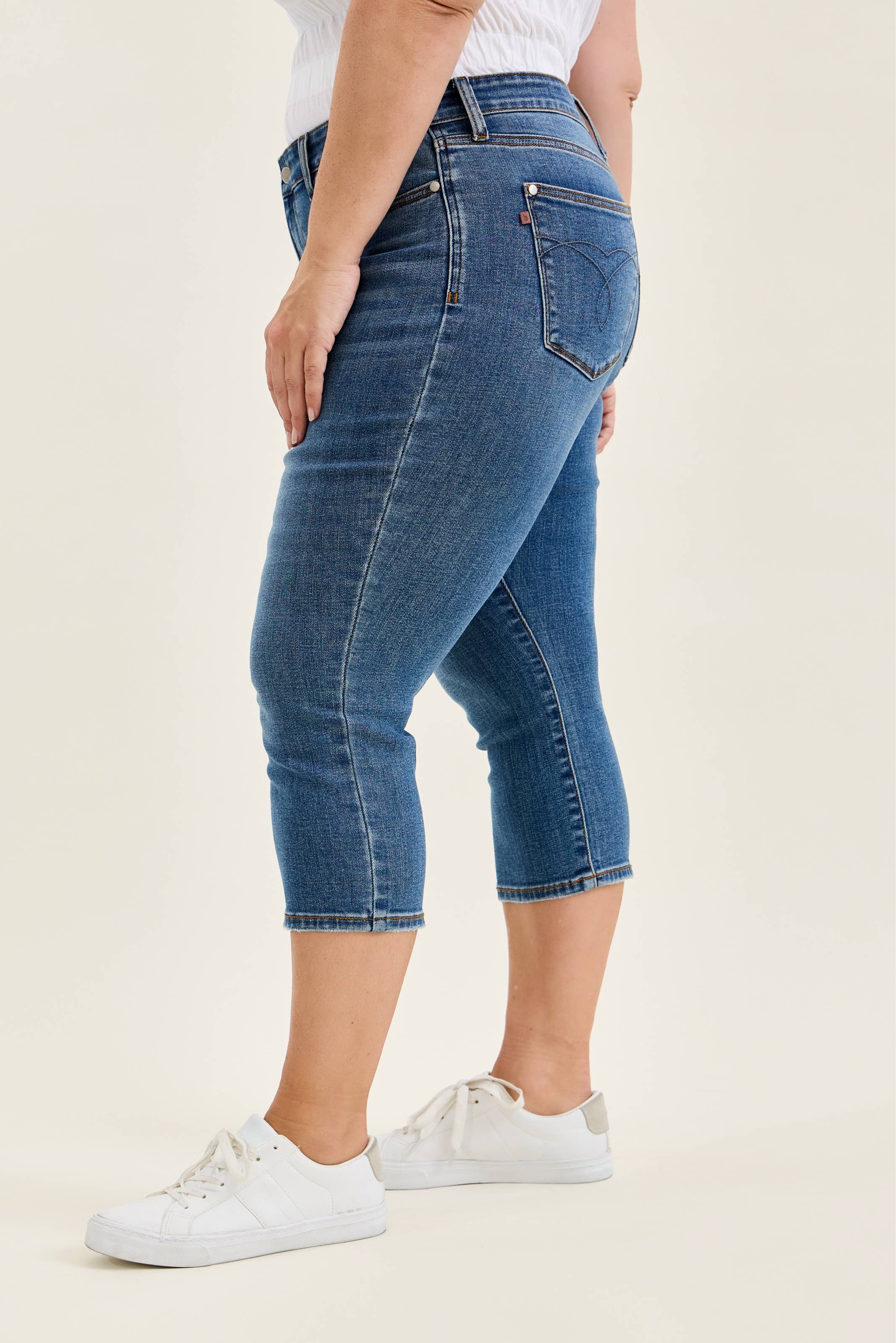 JUDY BLUE MidRise Capri - PLUS